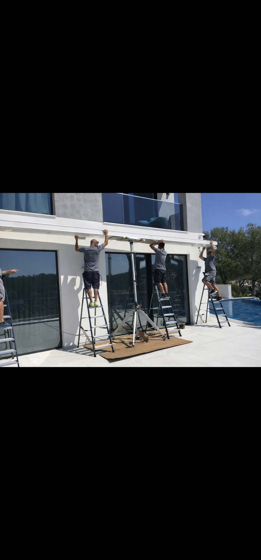 Instalación de toldo cofre en fachada frente a piscina
