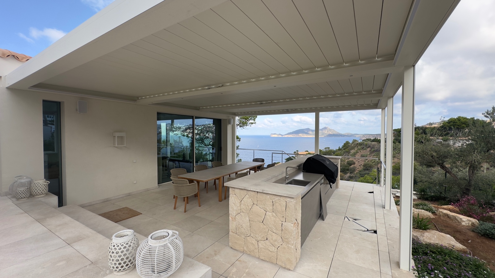 Pérgola bioclimática blanca con vistas al mar
