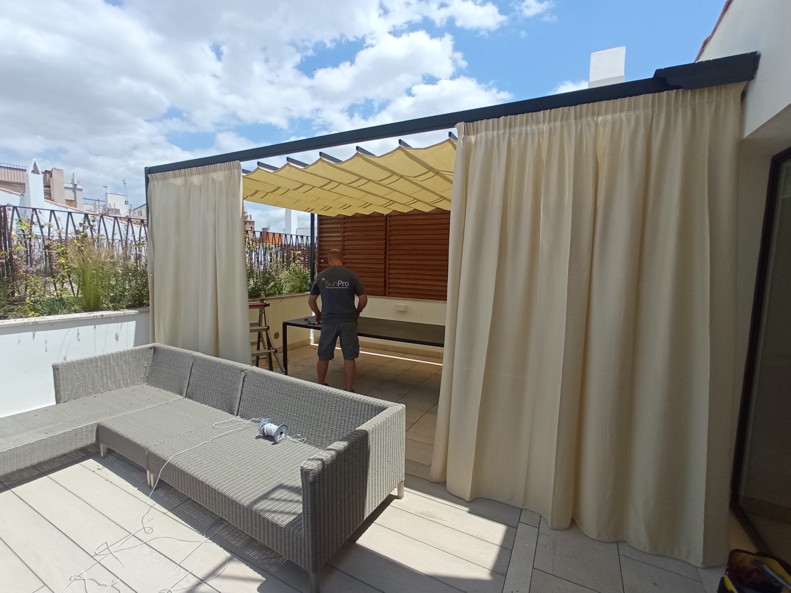 Cortinas de salón instaladas