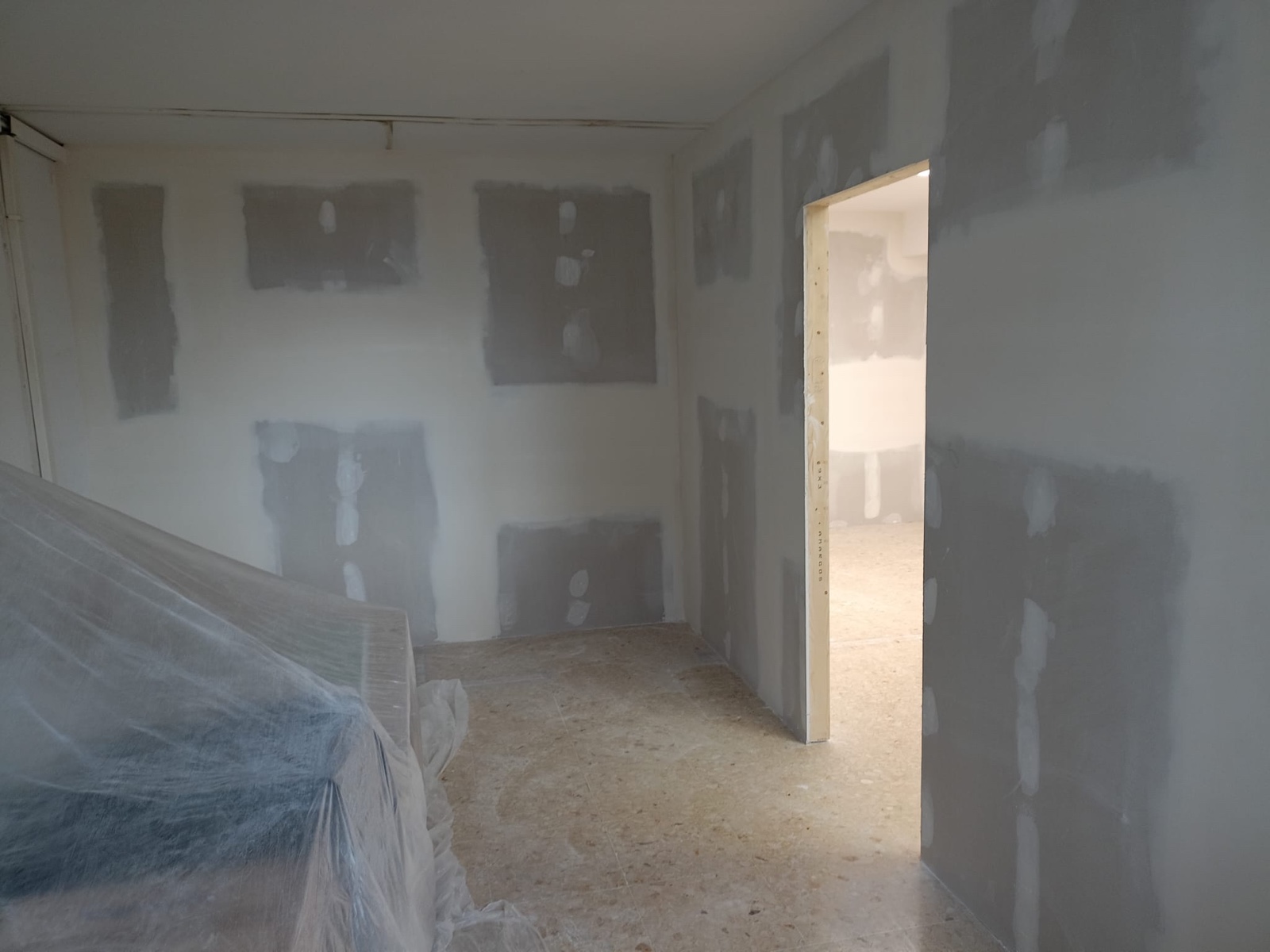 Instalación de pladur en obra con tabiques listos para pintar