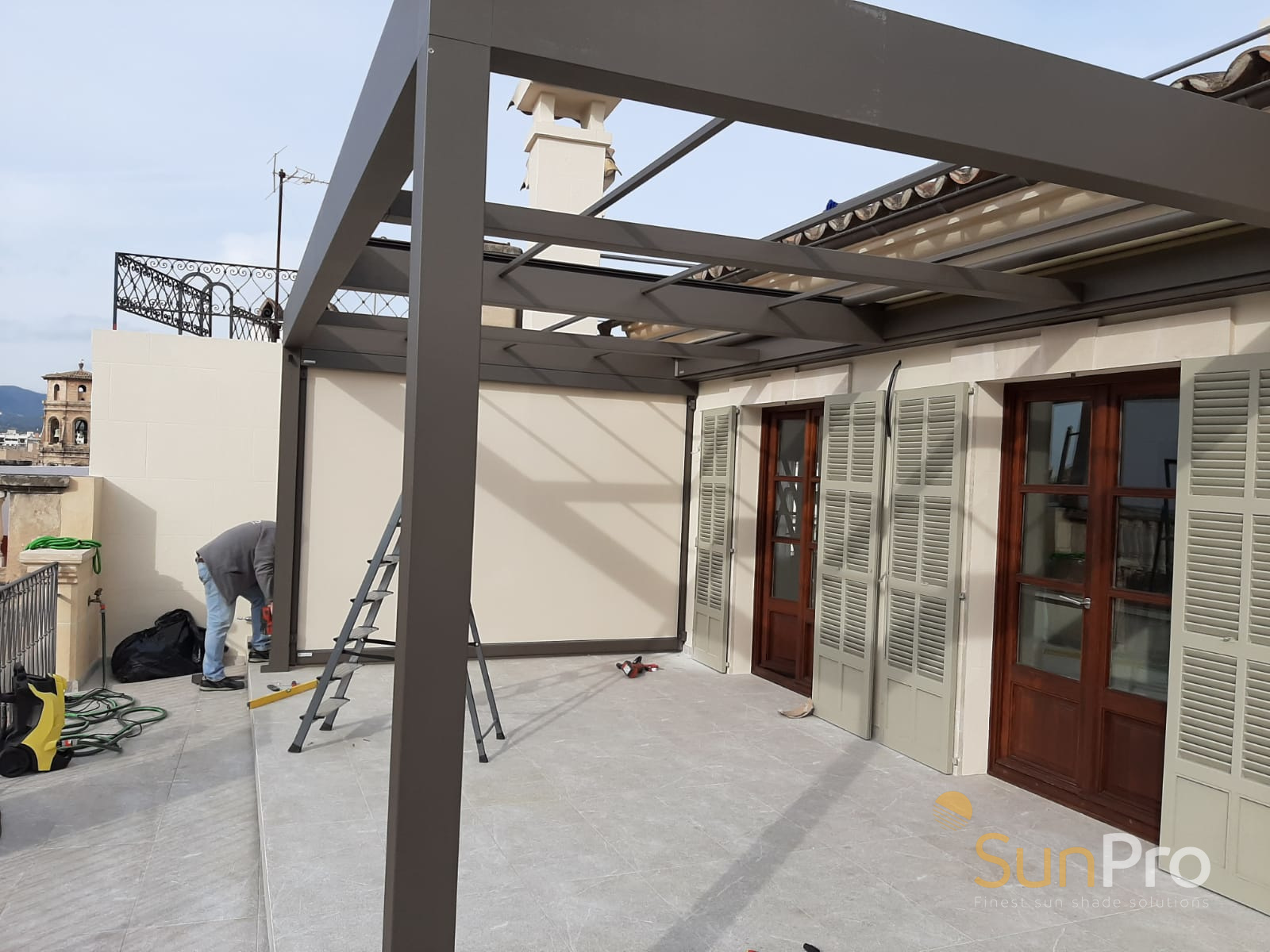 Estructura de pérgola con cortinas screen