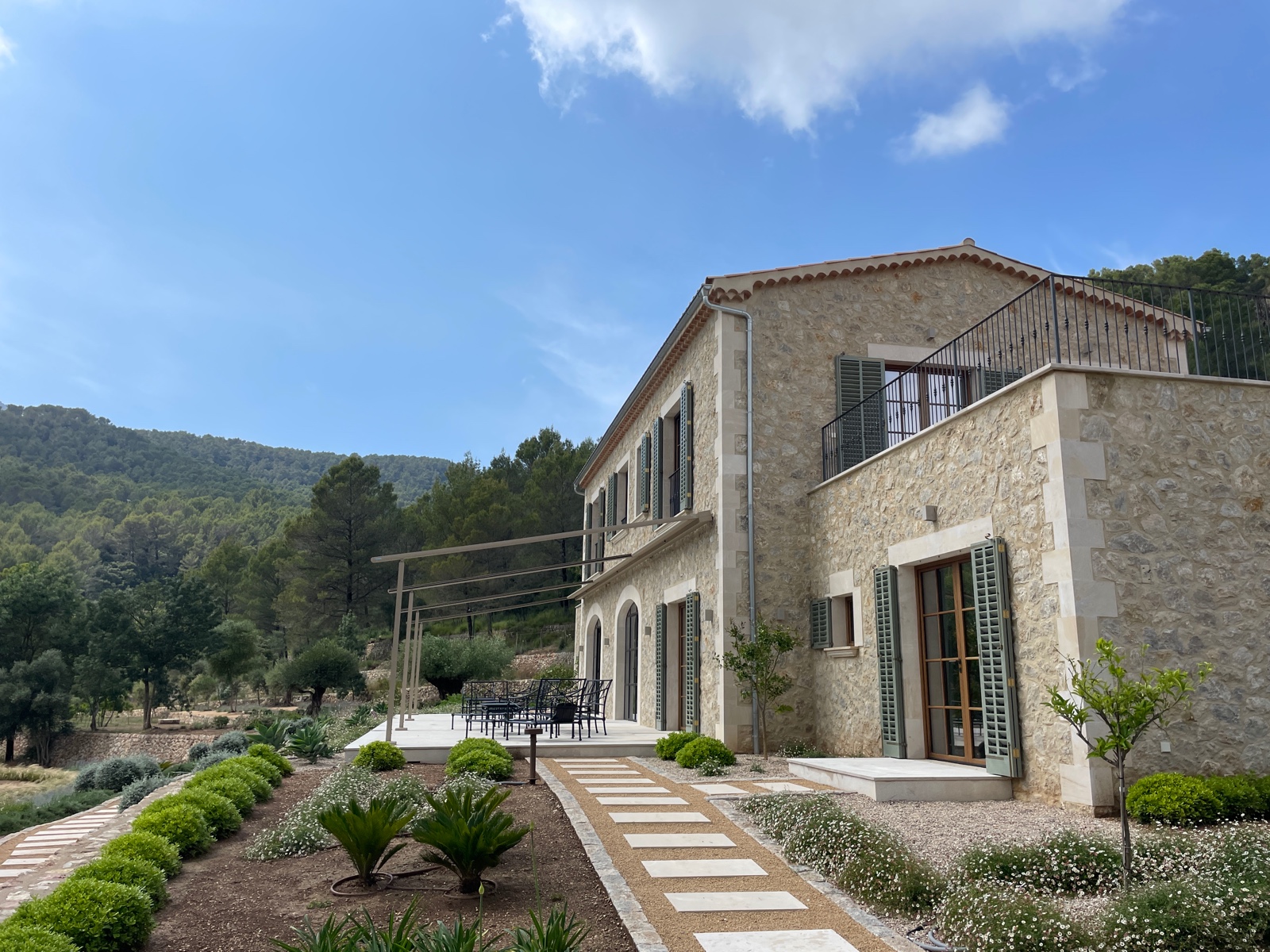 Estructura de pérgola en finca de piedra