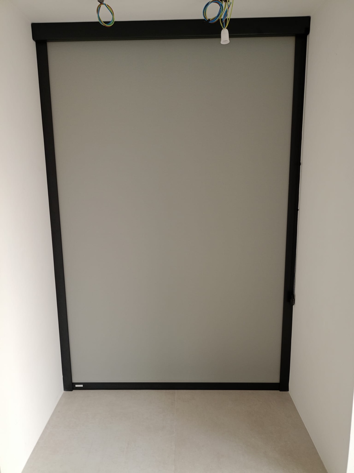 Persiana screen interior con guías de aluminio negro