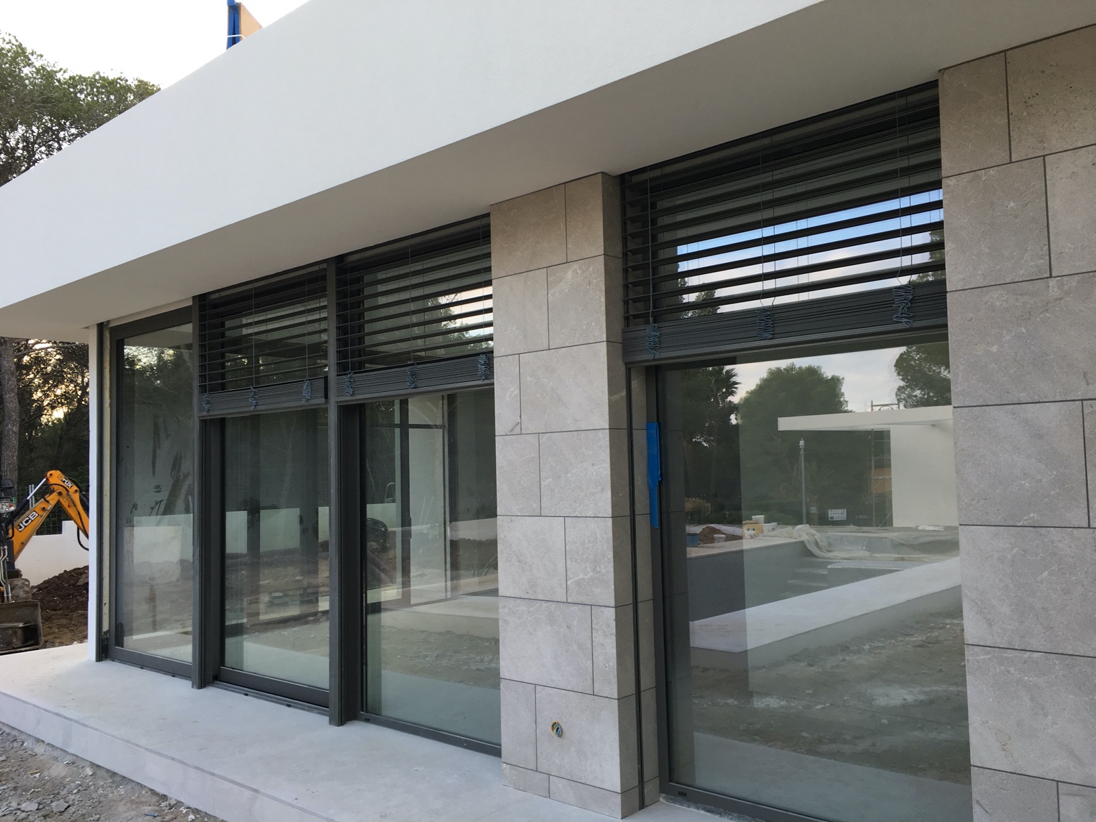 Persianas venecianas exteriores de aluminio en villa moderna