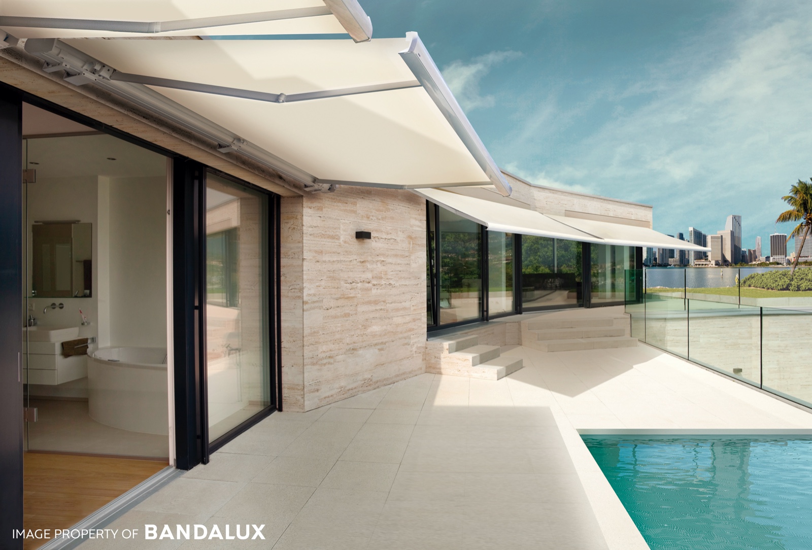 Toldos brazo extensible en terraza junto a piscina