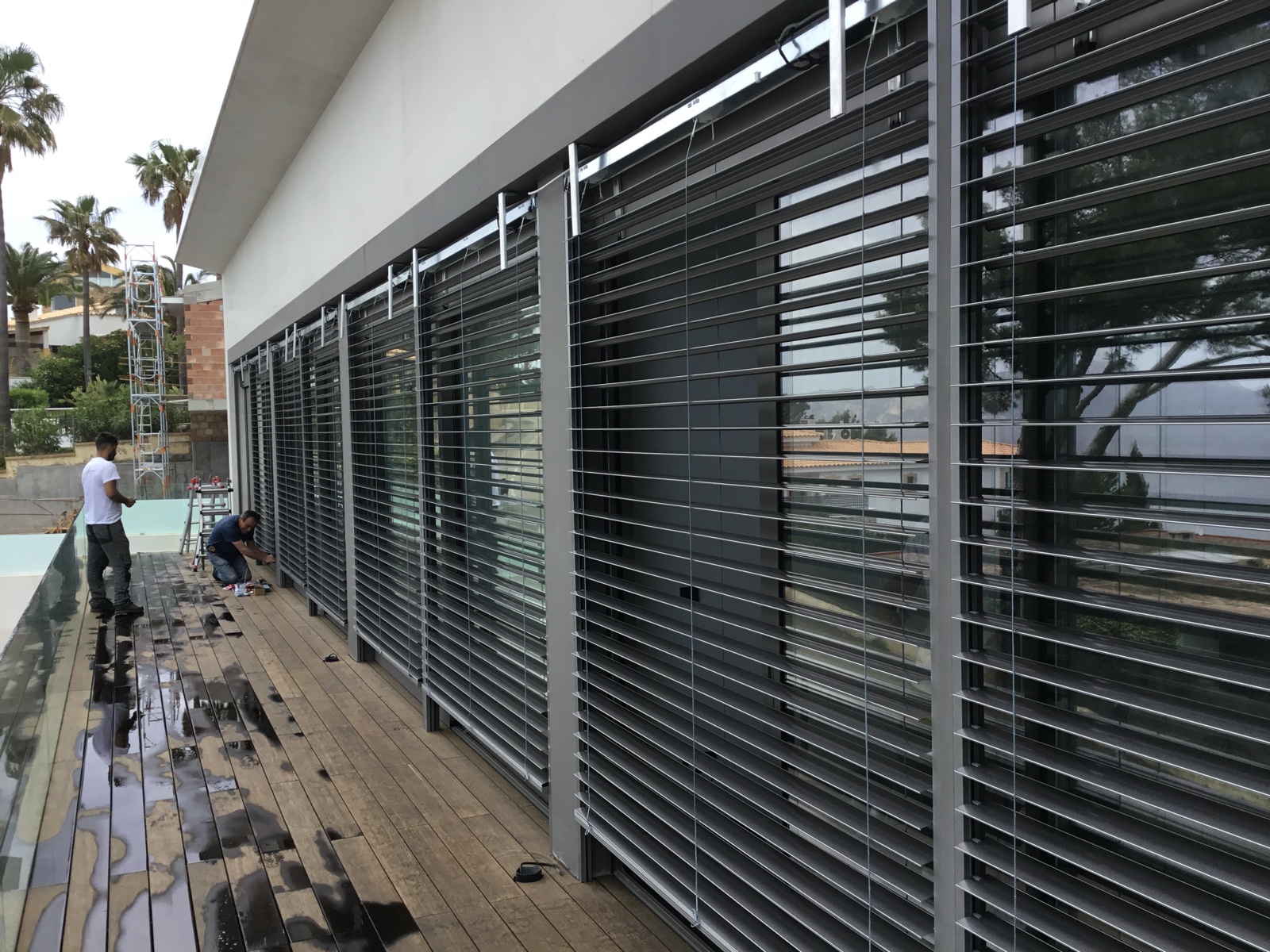 Persianas venecianas exteriores en terraza con vistas al mar