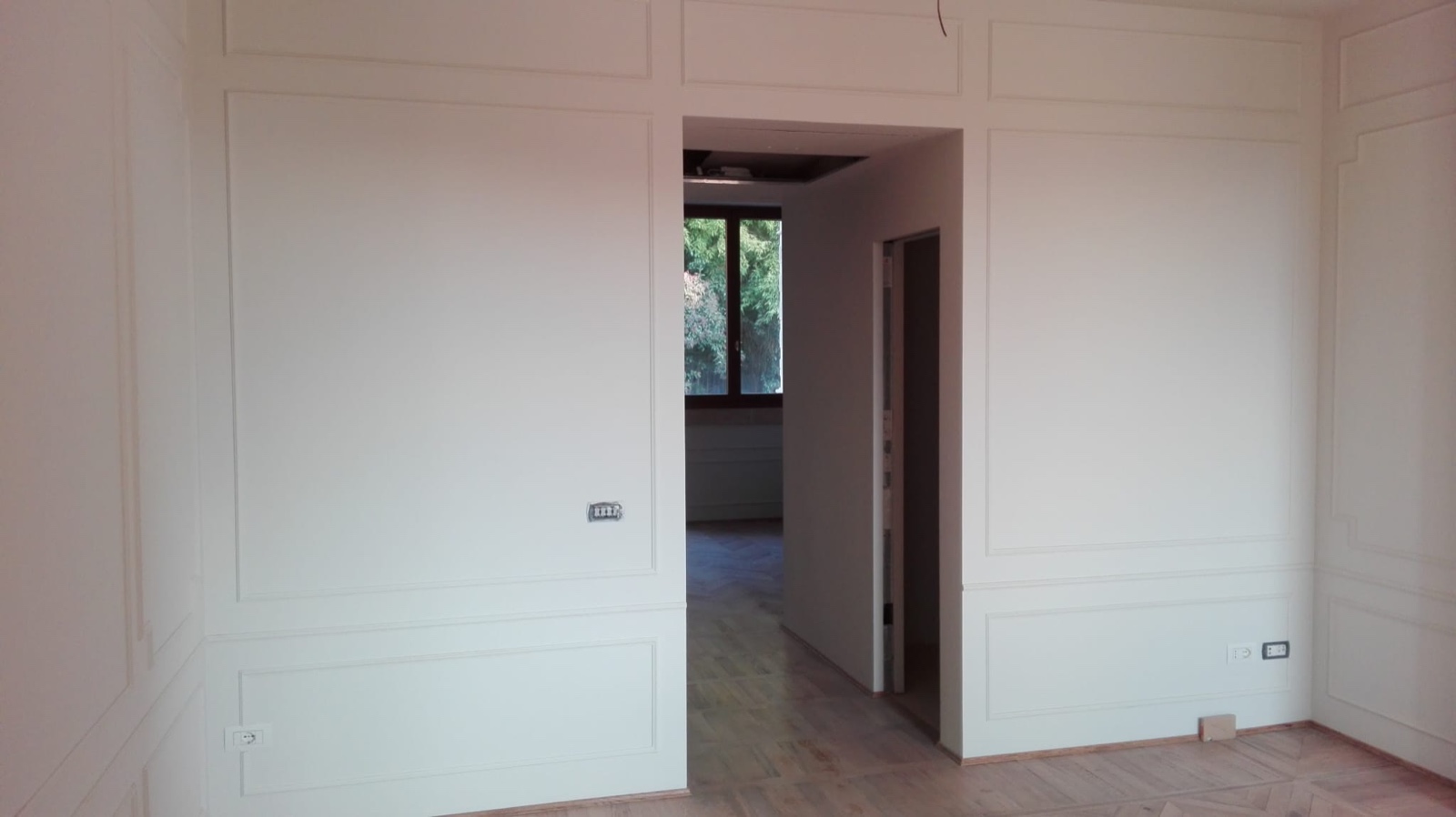 Habitación revestida en pladur con molduras clásicas