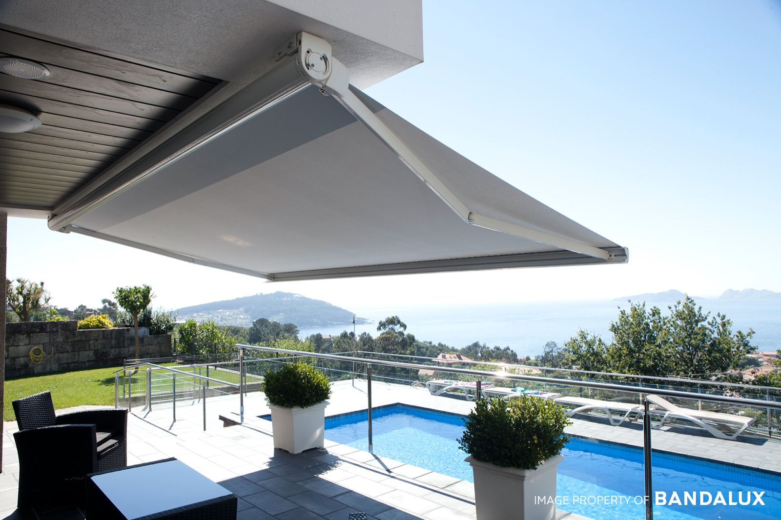 Toldo extensible sobre terraza con vistas al mar