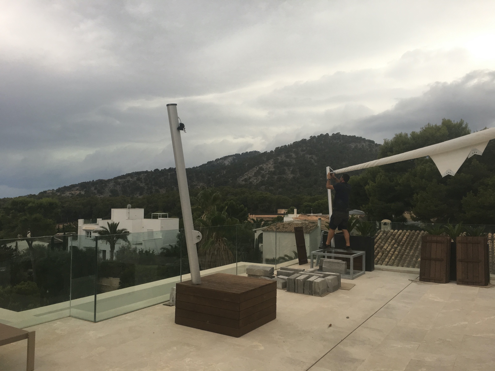 Montaje de estructura para vela tensada en terraza