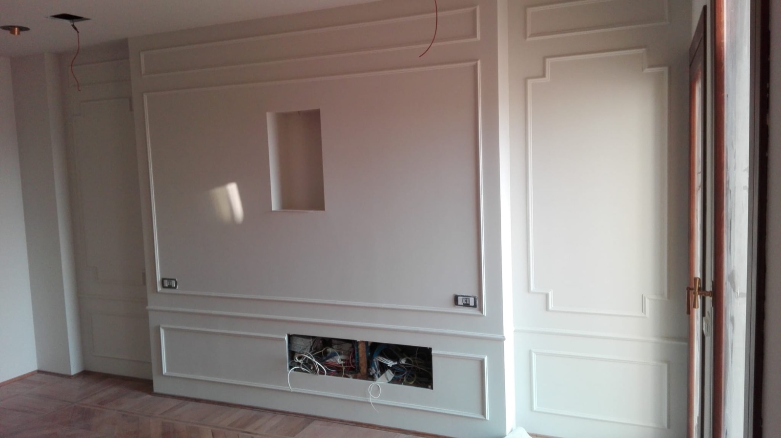 Mueble de TV integrado en pladur con molduras