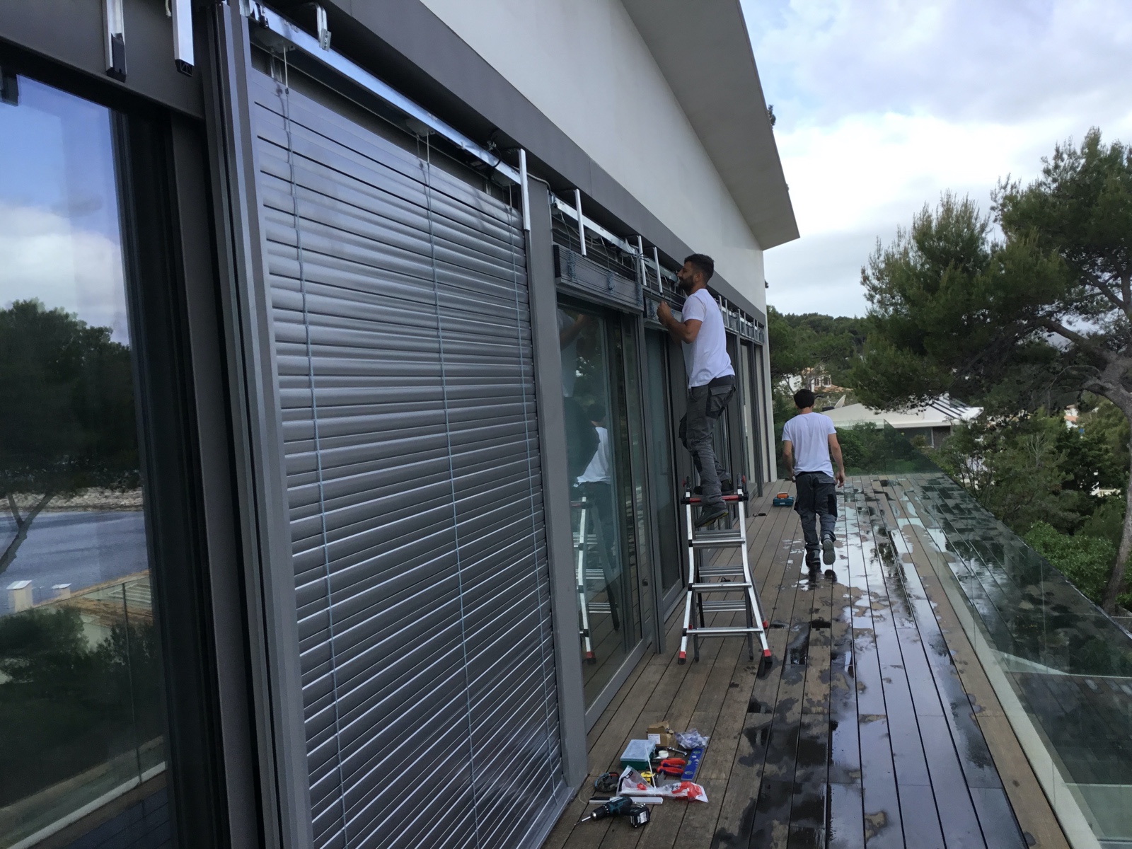 Técnicos instalando persianas venecianas exteriores