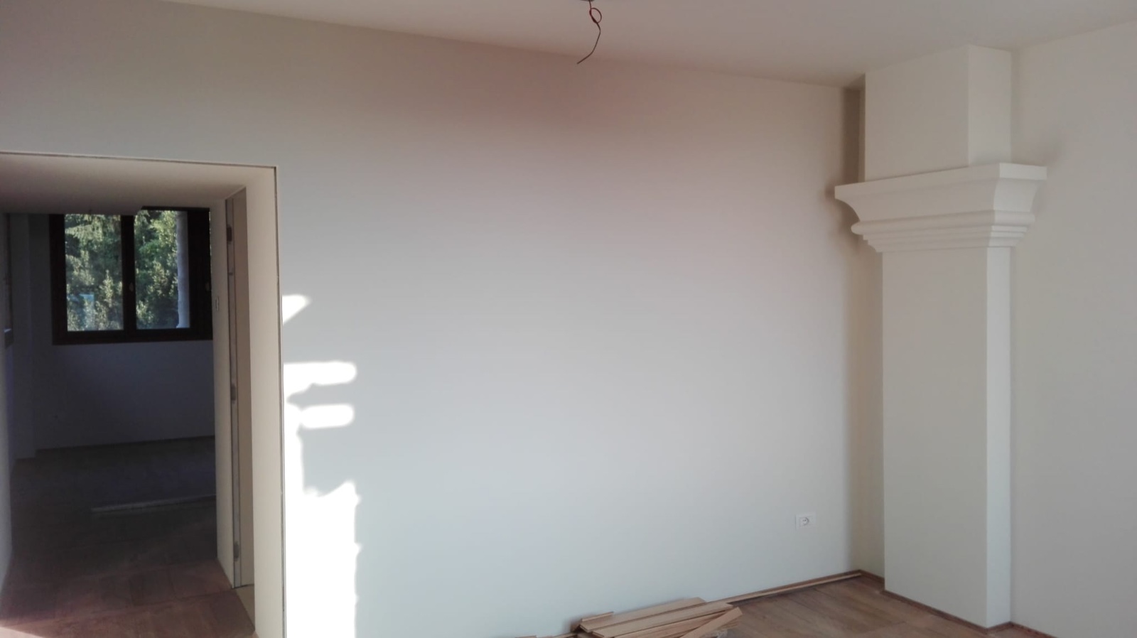 Columna decorativa y tabique de pladur acabado