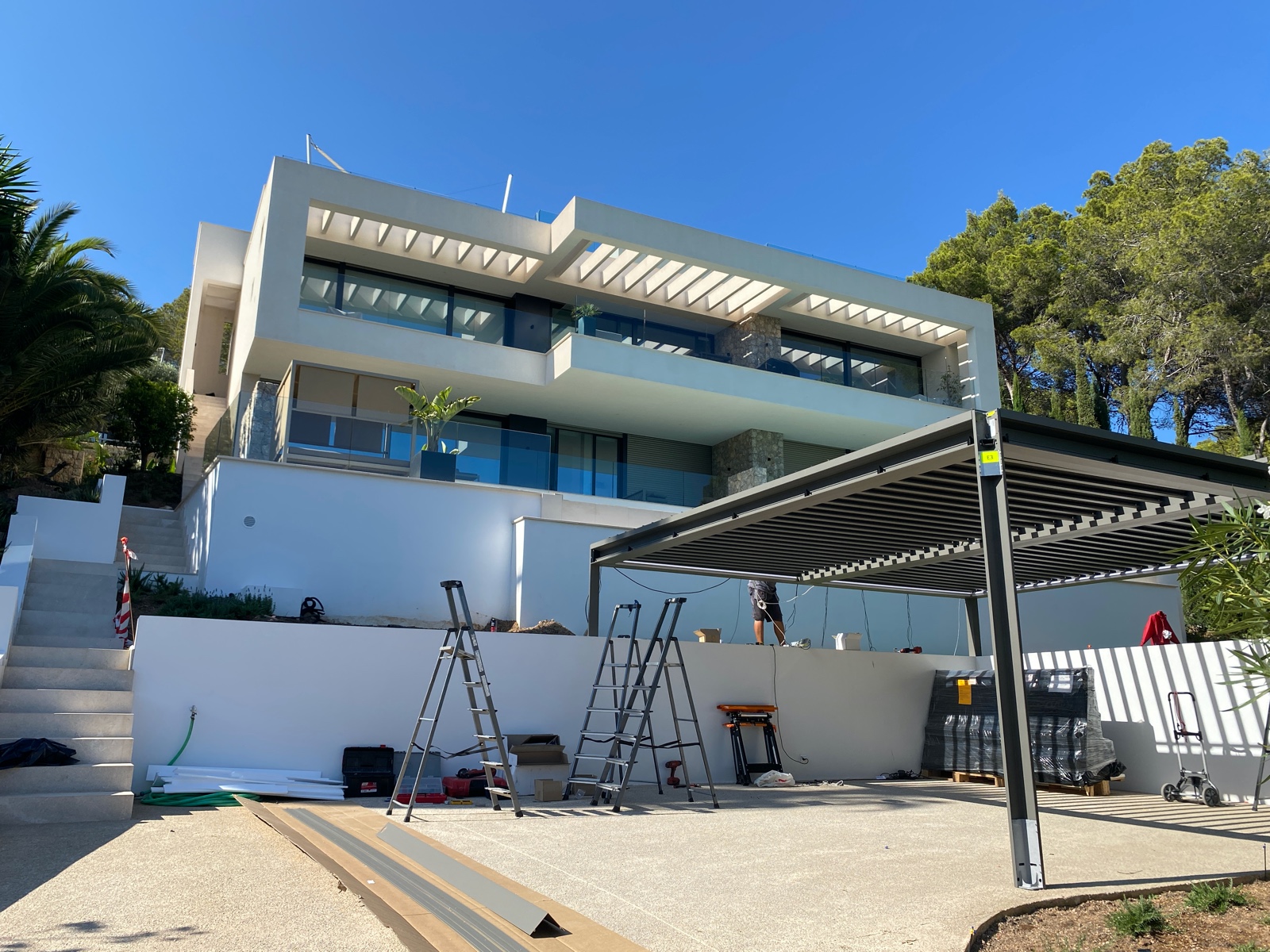 Instalación de pérgola bioclimática moderna