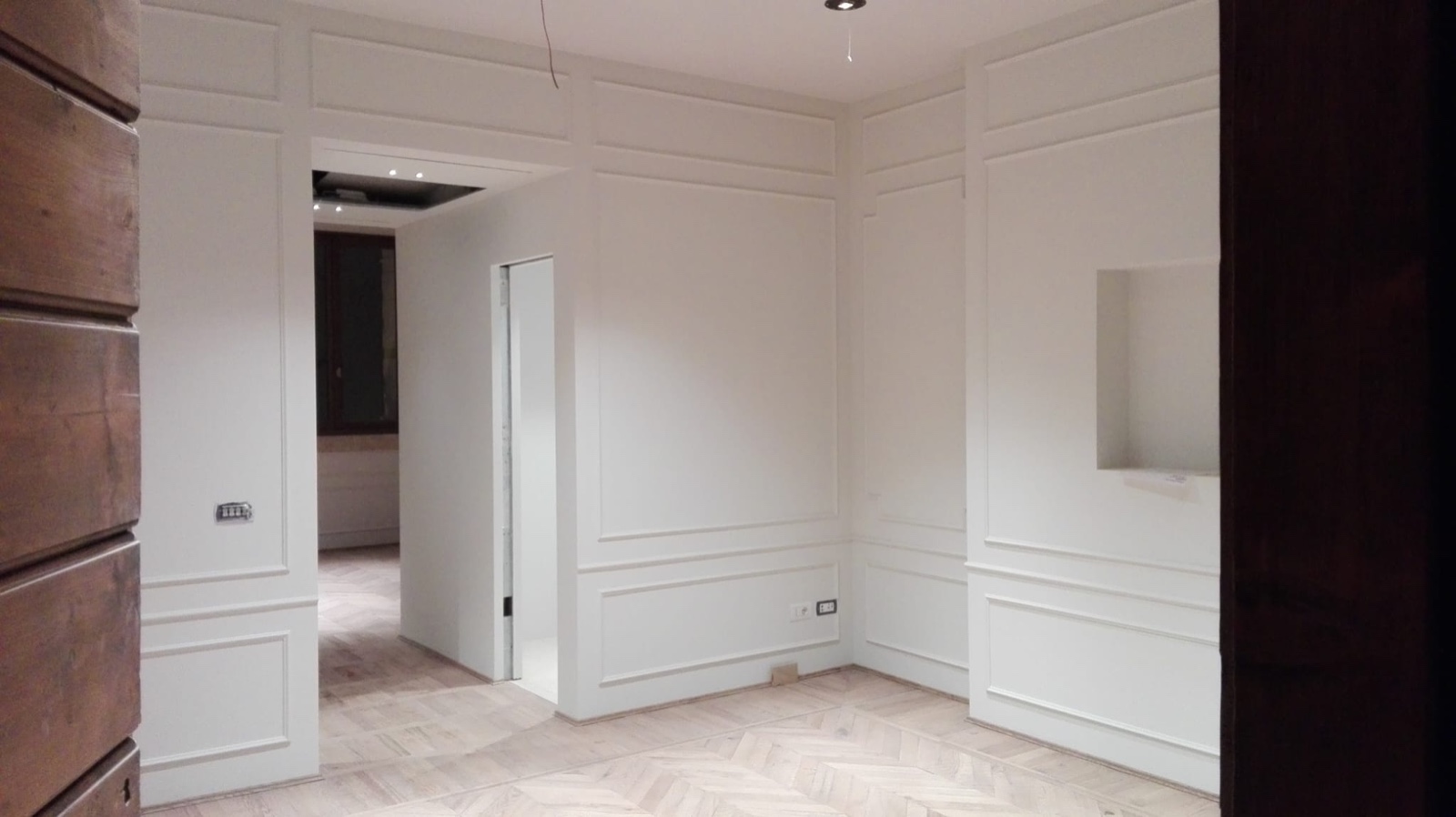 Sala con molduras decorativas de pladur y parquet en espiga