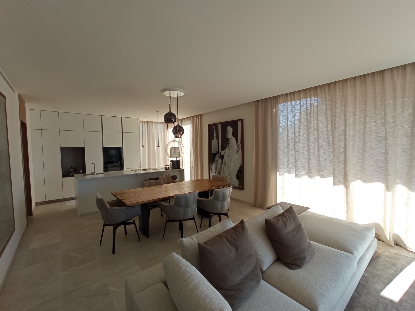 Cortinas a medida en salón moderno