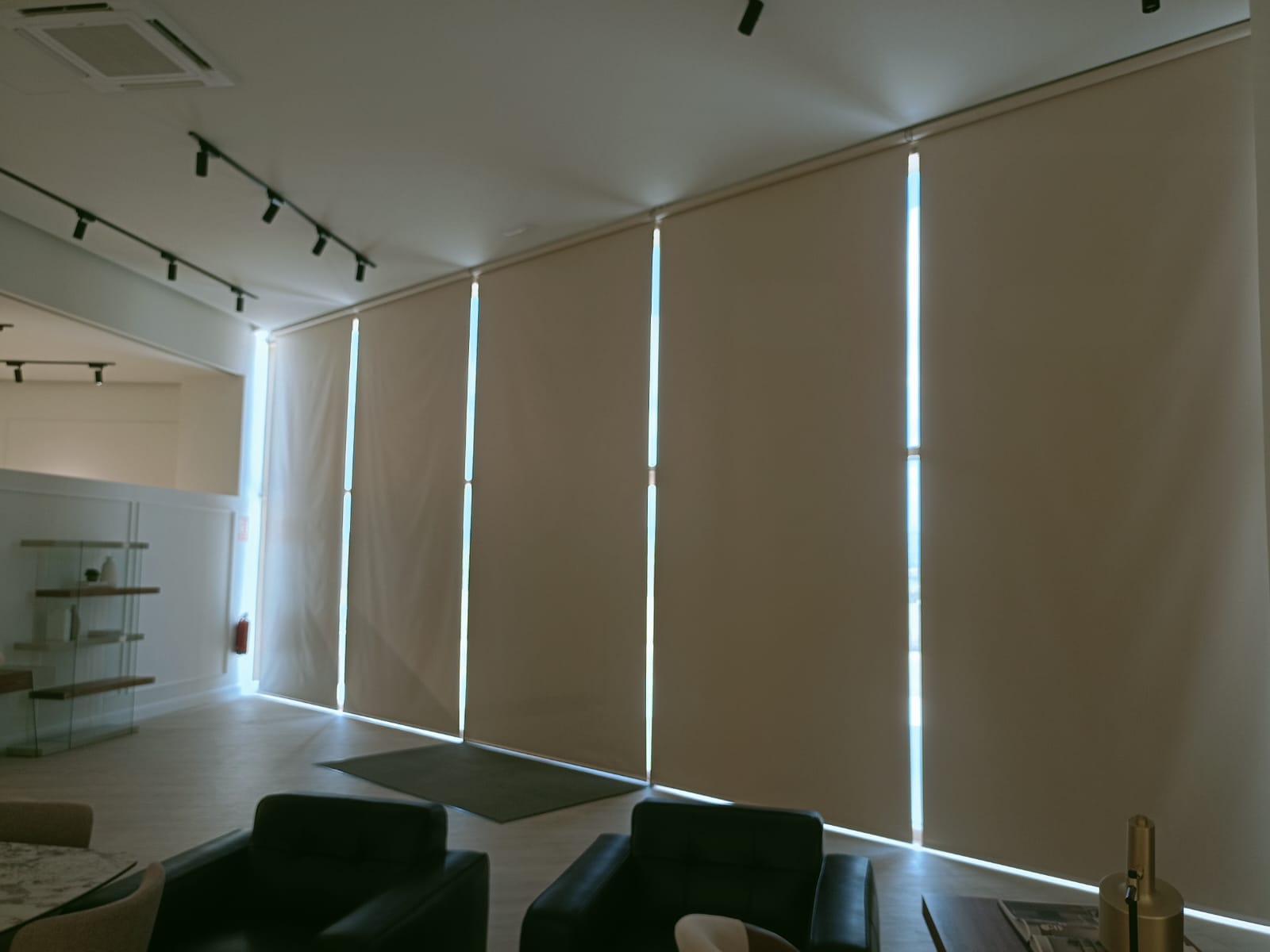 Estores enrollables verticales en showroom