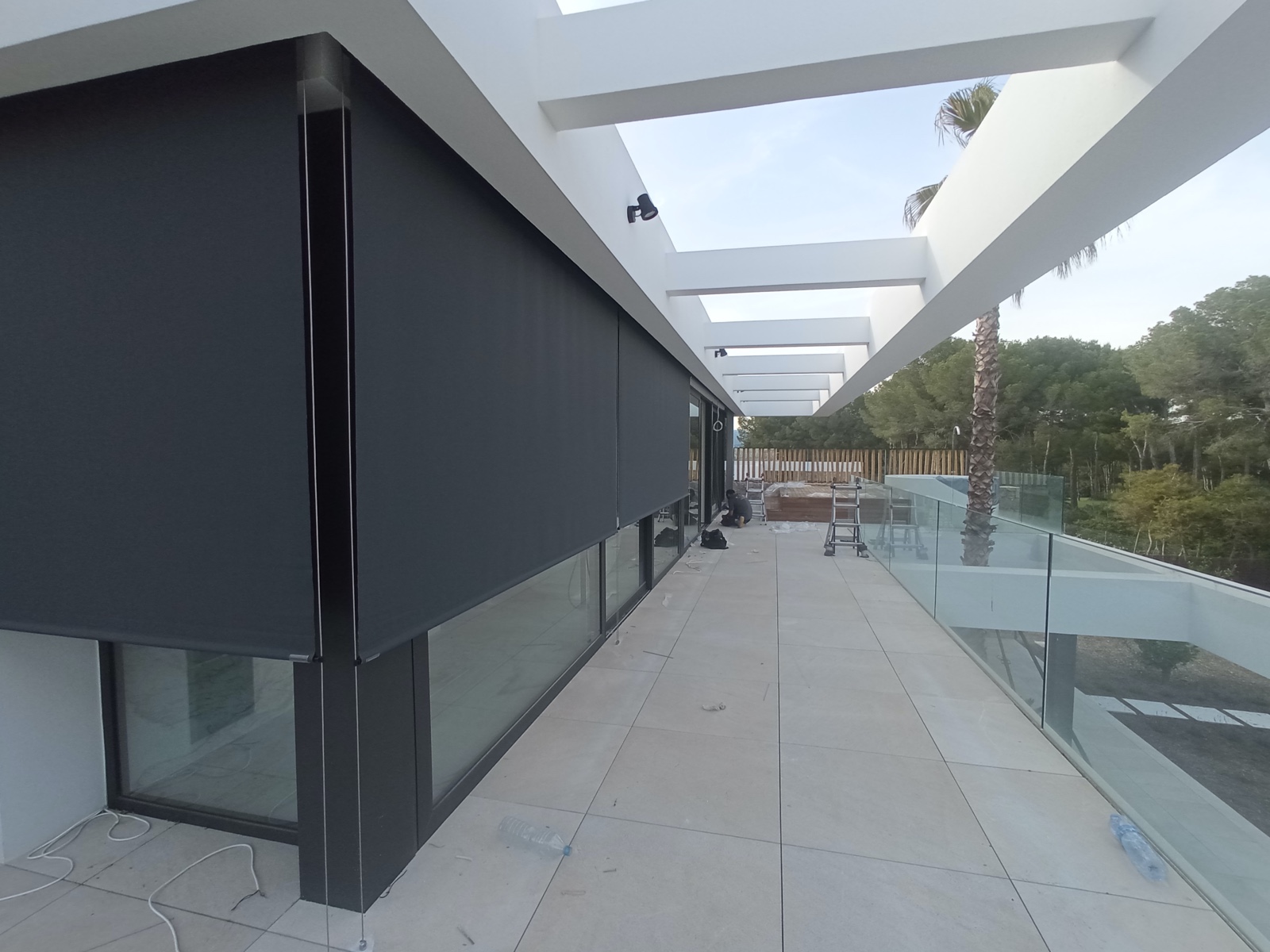 Estores screen exteriores oscuros en villa moderna