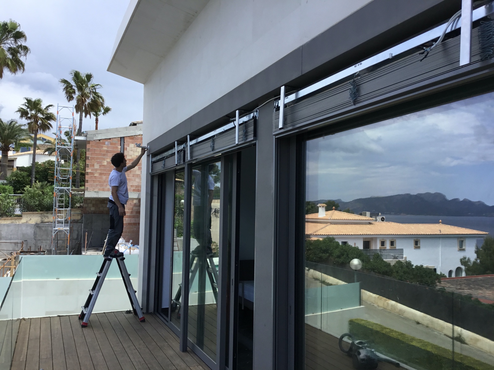 Instalación de guías de persiana veneciana en villa