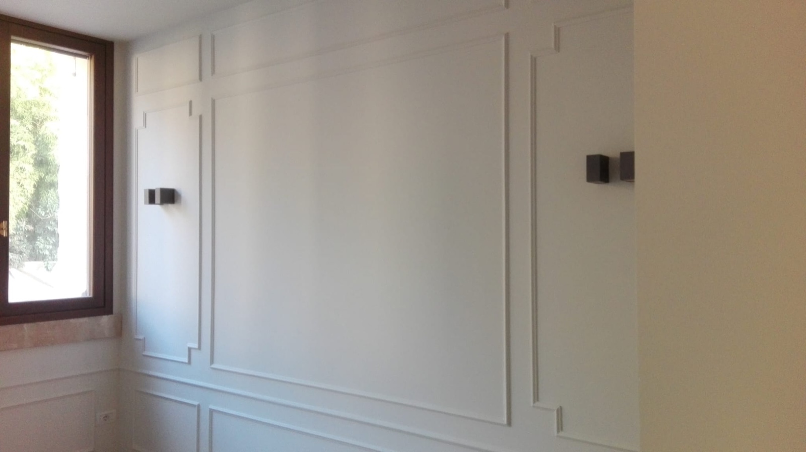 Pared decorativa en pladur con molduras y apliques