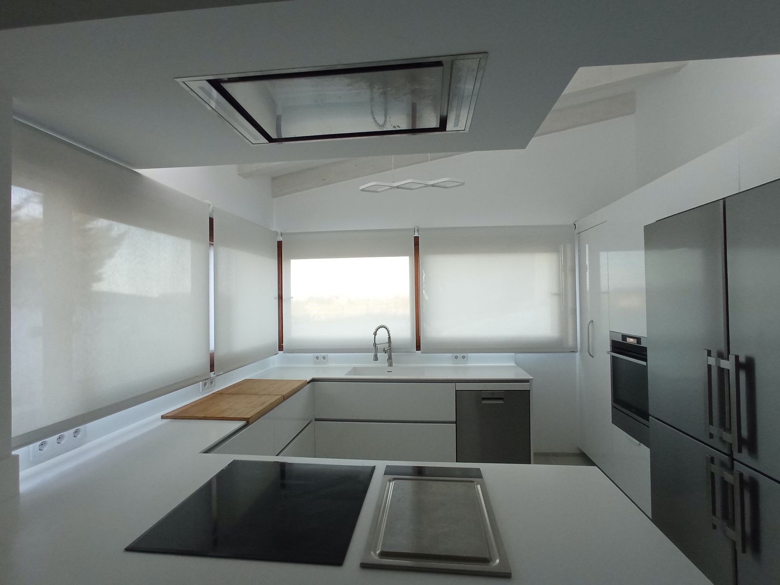 Estores enrollables screen en cocina blanca moderna