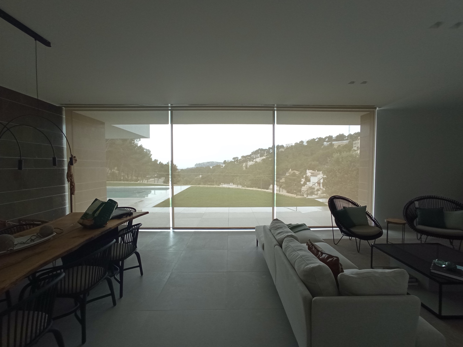 Estores screen en gran ventanal con vistas a piscina