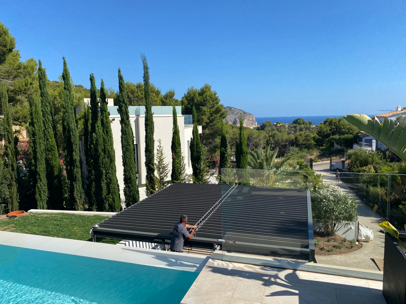 Pérgola bioclimática de aluminio junto a piscina