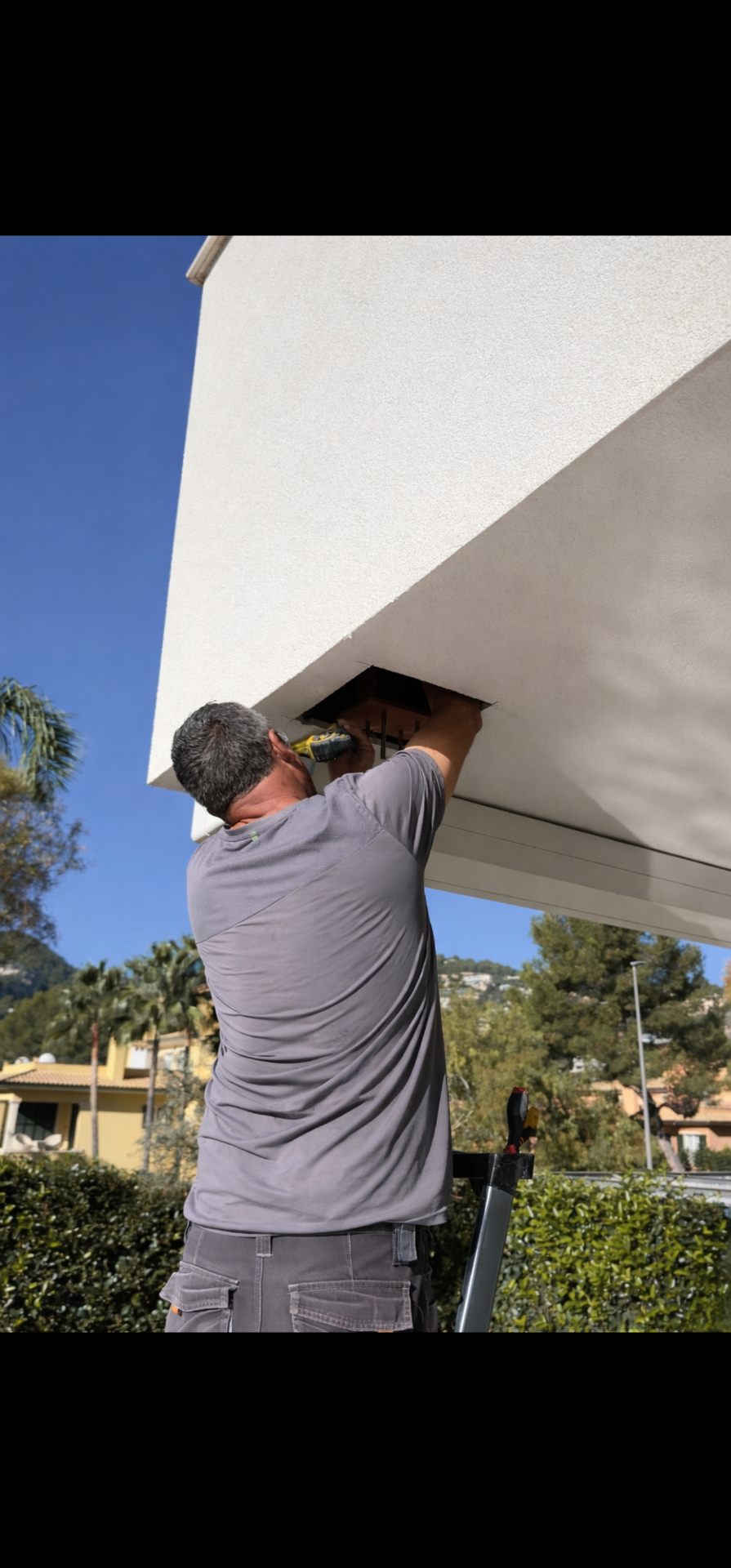 Instalación de estructura de toldo en fachada